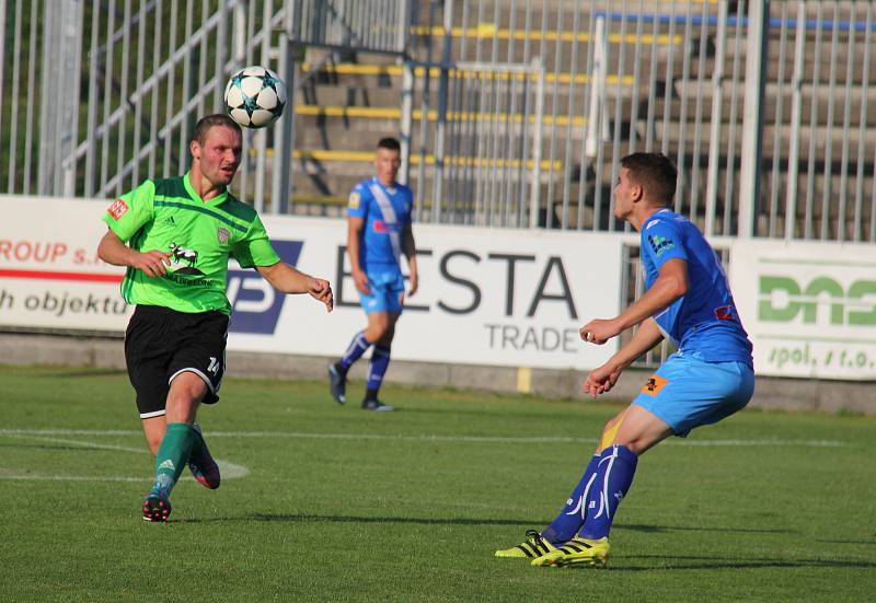 Třetiligoví fotbalisté Frýdku-Místku (v modrém) si díky zlepšenému výkonu po změně stran připsali do tabulky další tři body. Ve Stovkách zdolali nováčka MSFL z Vrchoviny 4:1.