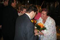 Knihovnice Helena Szymeczková přebírá ocenění za Knihovnu roku v pražském Klementinu v roce 2005.