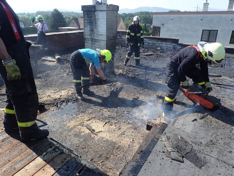 Zásah hasičů u požáru střechy rodinného domu poblíž Žermanické přehrady.