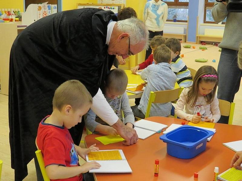 Kouzelný dědeček četl ve frýdecko-místecké Mateřské škole Kouzelný svět dětem pohádku. Jedná se o projekt Celé Česko čte dětem.