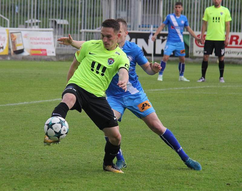 Fotbalisté Frýdku-Místku (v modrém) remizovali v domácím prostředí s Vítkovicemi 2:2.