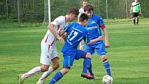 Fotbalisté Dobratic (v modrém) porazili na svém hřišti Sedliště 2:1.