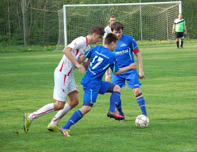 Fotbalisté Dobratic (v modrém) porazili na svém hřišti Sedliště 2:1.