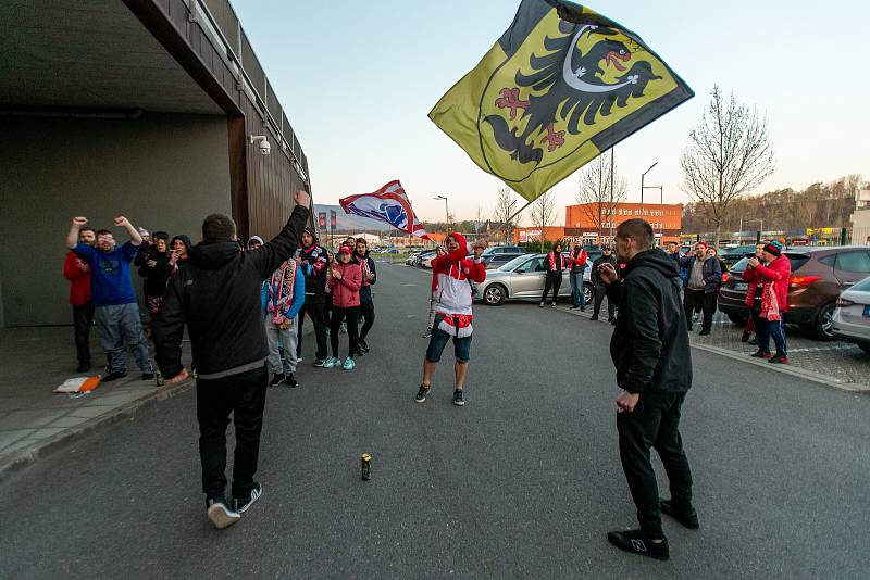 Příjezd hokejistů Třince s Masarykovým pohárem k třinecké Werk Areně, duben 2022.