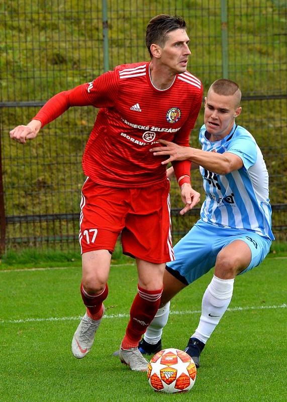 Třinec (v červeném) zvládl derby s Vítkovicemi.