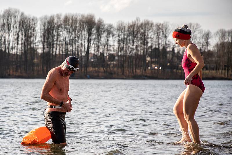 Mikulášská štafetová přeplavba Žermanické přehrady, 6. prosince 2020.