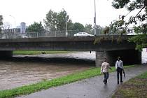 Na řece Ostravici ve Frýdku-Místku platil od čtvrté hodiny ráno první povodňový stupeň. Její hladina však nijak dramaticky nestoupala, ve středu po deváté hodině měla 316 centimetrů.