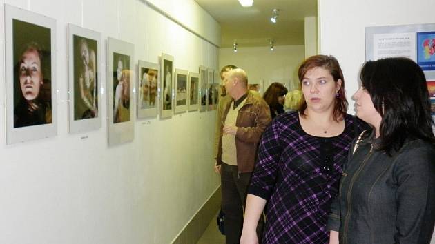 Návštěvníci vernisáže výstavy Ivany Mrózkové v Bystřici.