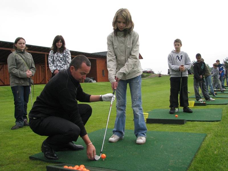Děti si na Ostravici vyzkoušely základy golfu. 