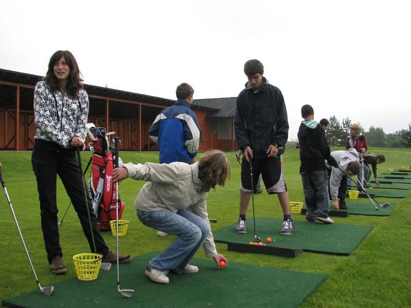 Děti si na Ostravici vyzkoušely základy golfu. 