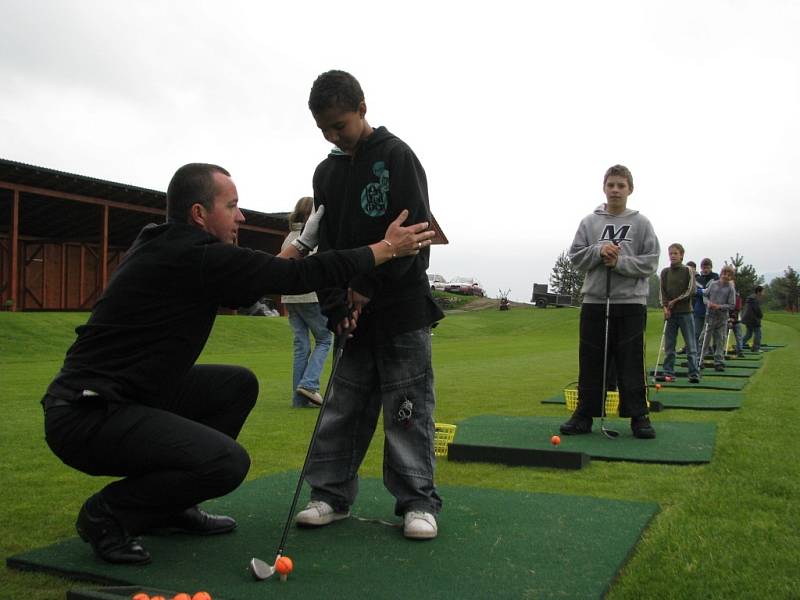 Děti si na Ostravici vyzkoušely základy golfu. 