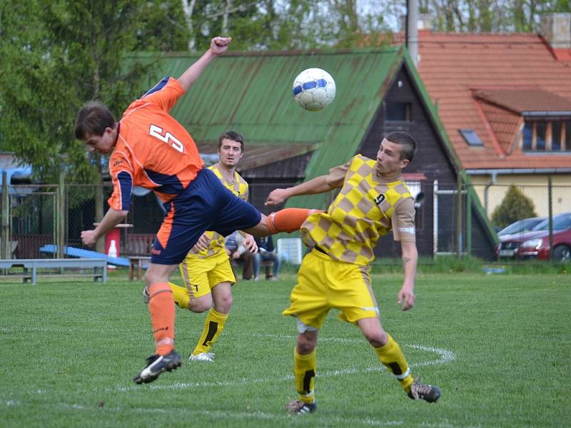 Fotbalisté Lučiny si v domácím prostředí poradili s Pískem 6:3.