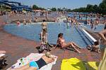 Slunečné počasí a tropické teploty zaplnily během víkendu frýdecko-místecký aquapark. Podle plavčíků se mohlo během dne ve venkovních bazénech vystřídat až pět tisíc lidí.