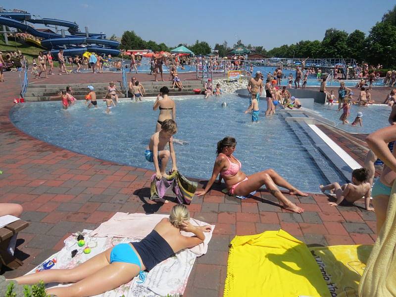 Slunečné počasí a tropické teploty zaplnily během víkendu frýdecko-místecký aquapark. Podle plavčíků se mohlo během dne ve venkovních bazénech vystřídat až pět tisíc lidí.