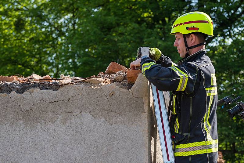 Taktické cvičení hasičů z USAR týmu, 23. května 2023, Nošovice. V sutinách domu cvičí záchranu zavalených osob i průzkum sutin.