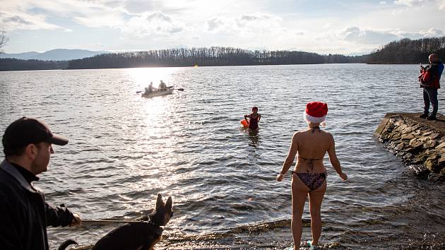 Mikulášská štafetová přeplavba Žermanické přehrady, 6. prosince 2020.