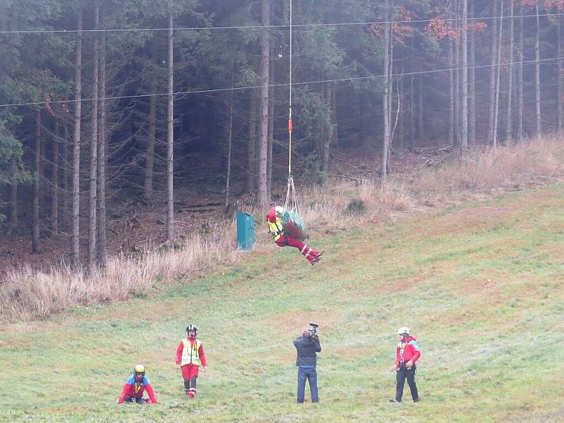 Cvičení záchranářů v beskydském Ski areálu Gruň ve Starých Hamrech. 