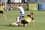 Fotbalisté Nových Sadů (ve žlutém) prohráli v poháru s Frýdkem-Místkem 0:1. 