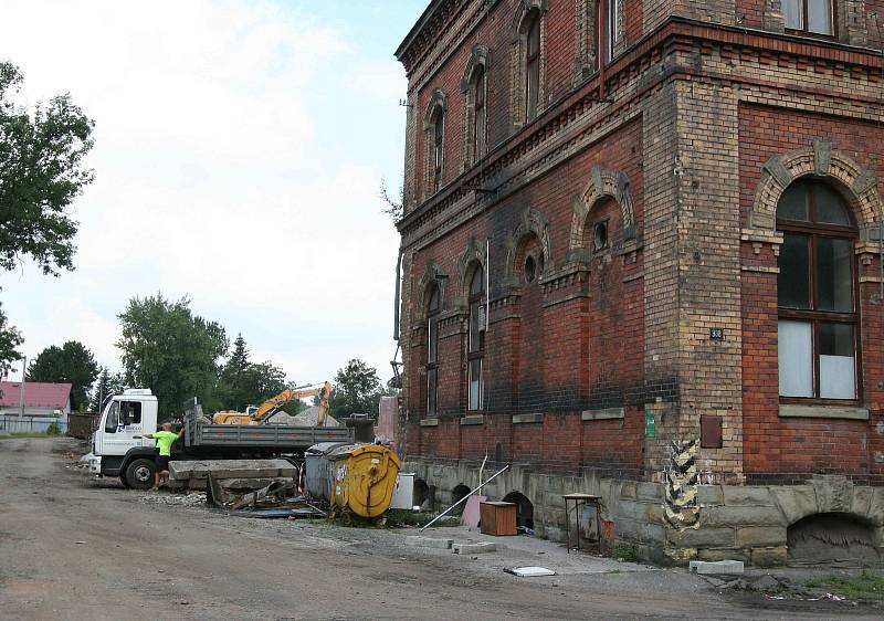 Demolice nevyužívaných objektů v bývalé Lembergerově tkalcovně ve Frýdku, 3.8.2022.