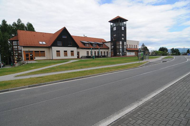 Centrum obce tvoří restaurace Nová Husarůvka, obecní úřad a vyhlídková věž.