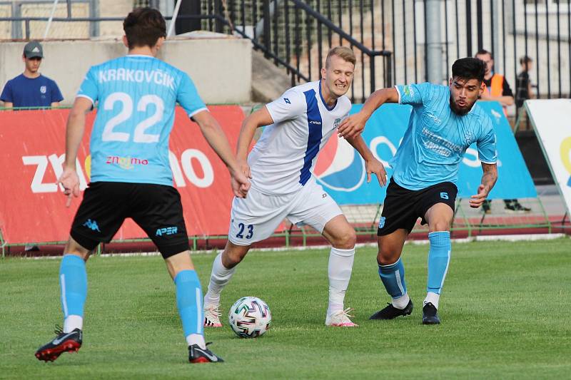 Středeční utkání MSFL sehráli fotbalisté Znojma (v modrém) na domácím pažitu proti celku Frýdku-Místku. Příště vyzvou, opět ve středu doma, tým Otrokovic.