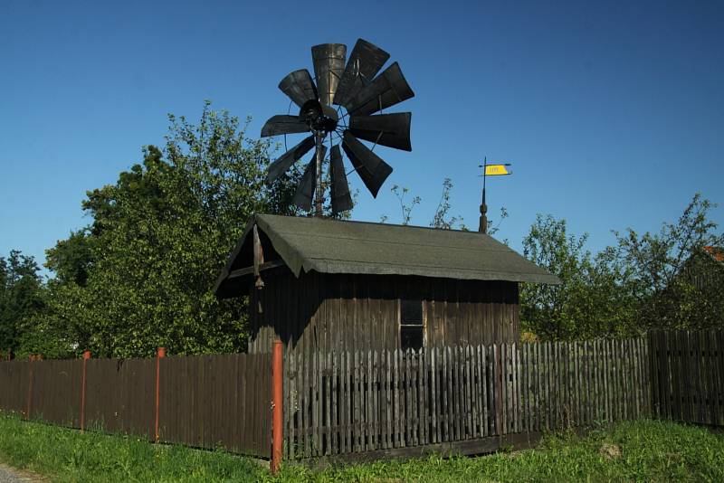 Větrný mlýnek v Šenově.