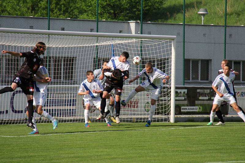 Valcíři si vyšlápli na lídra tabulky, když na domácím trávníku porazili hradecké Votroky 3:1. 