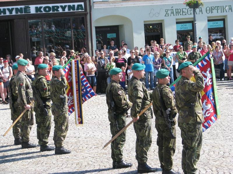 Frýdek-Místek se stal ve čtvrtek 19. června „provizorní základnou“ pro více než tři stovky vojáků, kteří přijeli vzdát hold a psychicky podpořit místního rodáka a jejich kolegu Lukáše Hirku, těžce zraněného při zahraniční misi v Afghánistánu. 