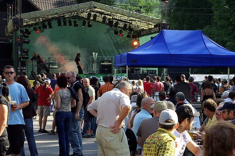 Oblíbený Bierfest v Nýdku proběhl na místním náměstí. Slavnosti piva doprovázel bohatý kulturní program, kde hlavním lákadlem byl večerní koncert Dogy, ale nechyběla ani Bystřičanka či Elán revival. 