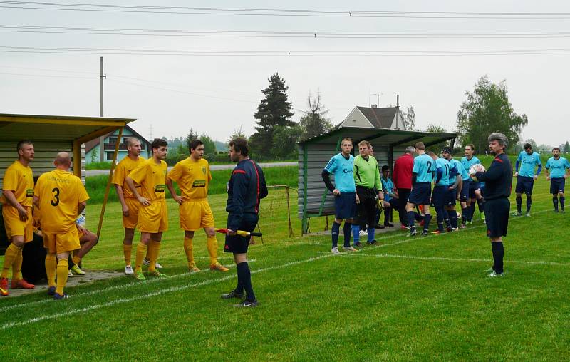 Tošanovicím (ve žlutém) se přestalo dařit. Doma tentokráte nestačili na petrovický Inter.