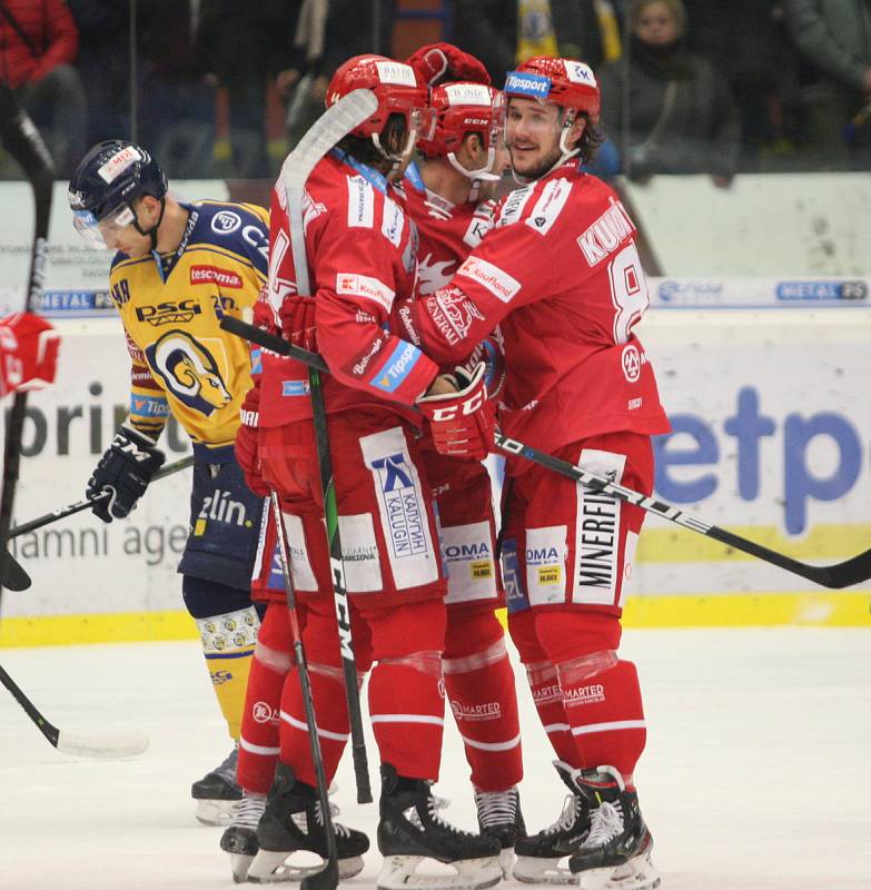 Třinečtí hokejisté (v červeném) i díky hattricku Wolského vyhráli ve Zlíně 4:2.