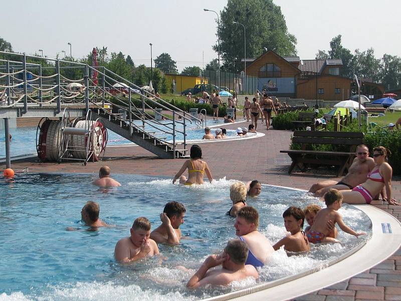 Letní aquapark ve Frýdku-Místku se v sobotu slušně plnil už od rána.