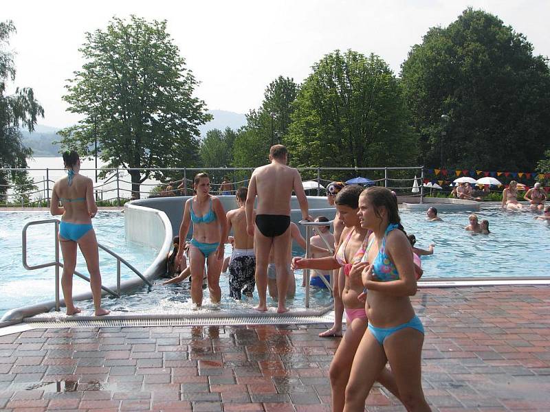 Letní aquapark ve Frýdku-Místku se v sobotu slušně plnil už od rána.