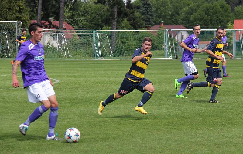 Favorizovaný Frýdlant (žluto-modré dresy) si v generálce poradil s Čeladnou 3:0.