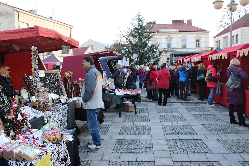 Součástí vánočního trhu bylo ve Frýdlantu nad Ostravicí i rozsvěcování vánočního stromu.