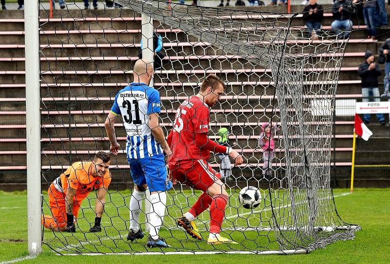 Třinec (v červeném) doma v derby s Vítkovicemi remizoval.