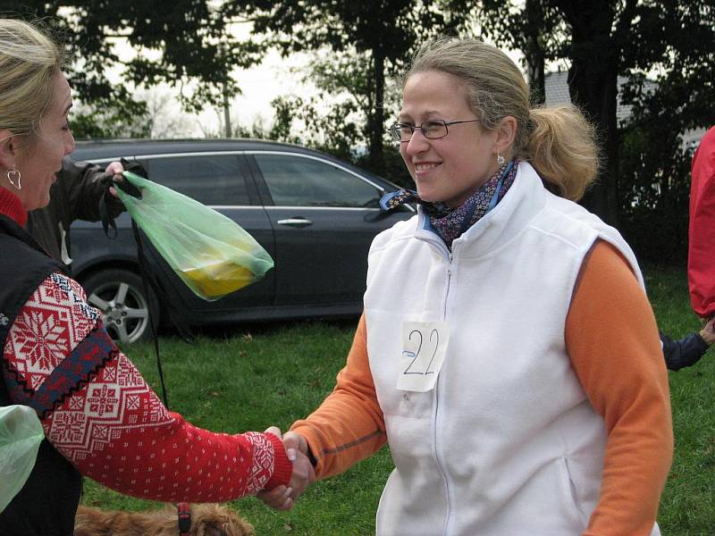 V Sedlištích měla premiéru Voříškiáda. Na snímku majitelka vítězného psa mezi velkými plemeny. 