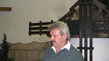 Josef Polák na říjnové výstavě v Neborech. V pozadí větrný mlýn, který vytvořil společně se svým bratrem.