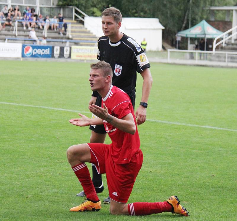 Frýdecko-místečtí fotbalisté (v bílém) byli v derby šťastnější, když díky Biolkovy hlavičky zvítězili nad Třincem 1:0.