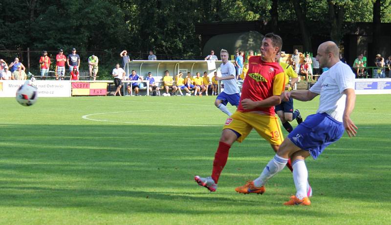 Díky hlavičce Lukáše Myšinského dokázali divizní fotbalisté Frýdlantu (červeno-žluté dresy) zvítězit nad Pustou Polomí těsně 1:0. 