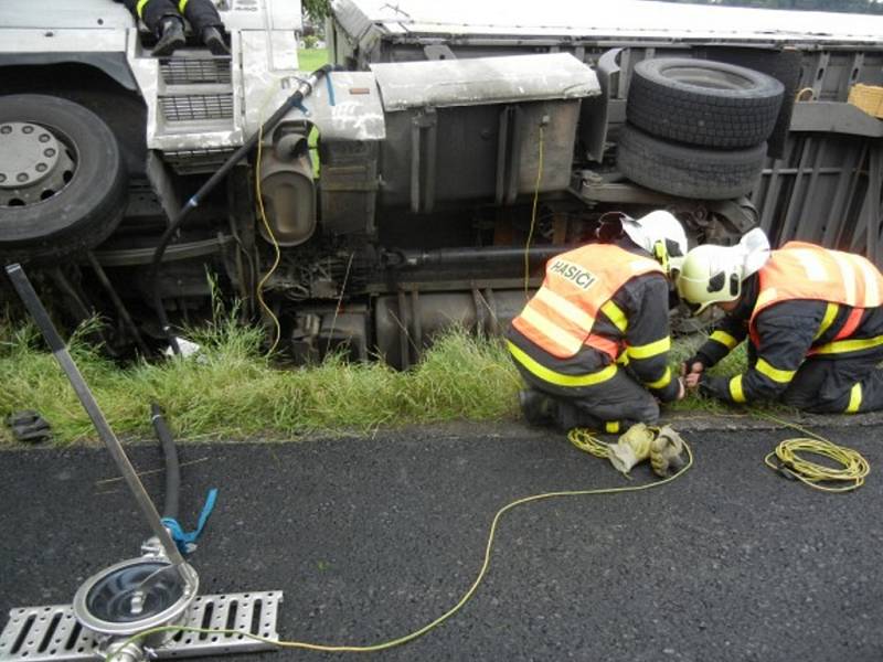 Zásah hasičů u nehody kamionu ve Vendryni. 