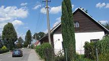 V tomto rodinném domku u hlavní silnice v Pržně zemřela dvaatřicetiletá matka čtyř dětí. Policisté hledají 39letého Petra Golu, podle nich by k případu mohl mít zásadní informace. 