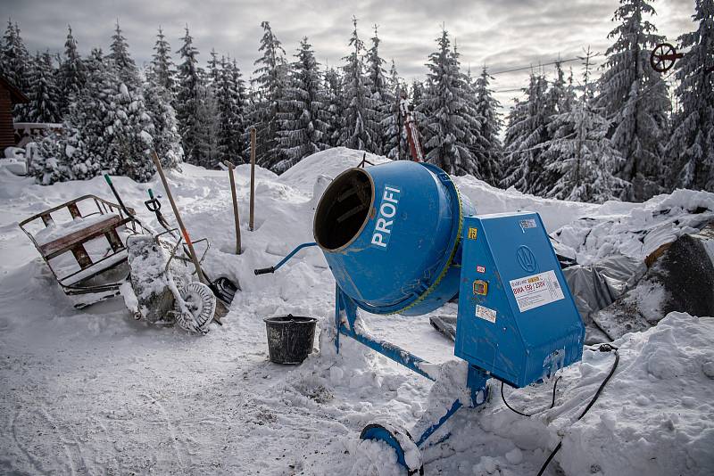 Turistická chata Severka a panorama Beskyd, 15. ledna 2021 v Dolní Lomné.