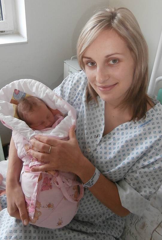 Julie Holášková s maminkou, Životice u Nového Jičína, nar. 25. 12., 48 cm, 3,07 kg. Nemocnice ve Frýdku-Místku. 