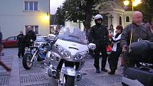 Motorkáři se v rámci srazu Těžká vozba v pátek 27. srpna zastavili na své večerní projížďce na Náměstí ve Frýdlantu nad Ostravicí. 