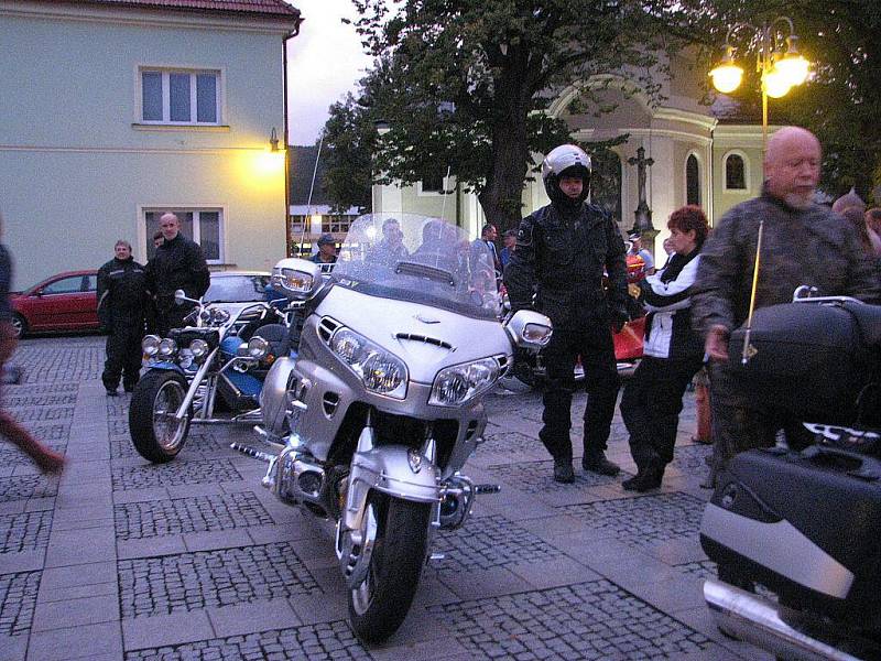 Motorkáři se v rámci srazu Těžká vozba v pátek 27. srpna zastavili na své večerní projížďce na Náměstí ve Frýdlantu nad Ostravicí. 