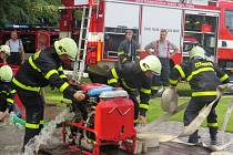 Sbor dobrovolných hasičů Horní Domaslavice slavil v sobotu odpoledne 90 let existence. Diváky bavila i okrsková soutěž v požárním útoku.