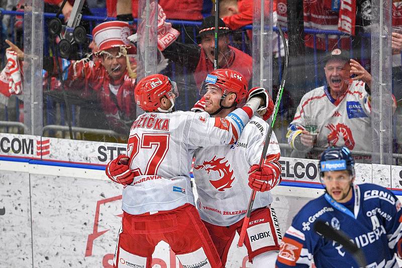 Čtvrtfinále play off hokejové extraligy - 4. zápas: HC Vítkovice Ridera - HC Oceláři Třinec, 24. března 2022 v Ostravě. (zleva) Martin Růžička z Třince a Marko Daňo z Třince.