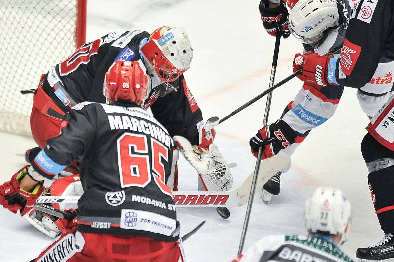 Čtvrtfinále play off hokejové extraligy - 2. zápas: HC Oceláři Třinec - HC Dynamo Pardubice, 14. března 2018 v Třinci. Při akci Hrubec Šimon.