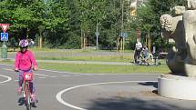 Policisté dětem na dopravním hřišti připomínali, že jízda bez cyklistické helmy je nebezpečná. 